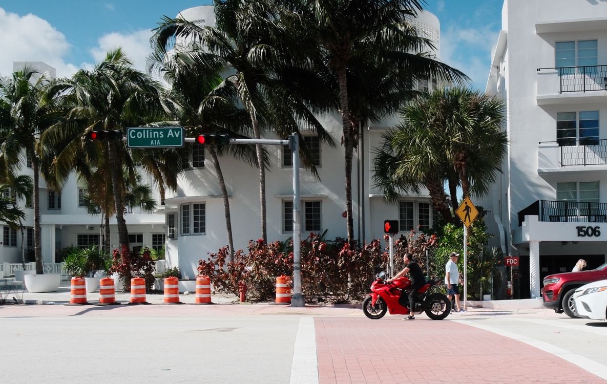 Florida intersection with traffic signal at dusk — camera footage can prove fault in crash claims
