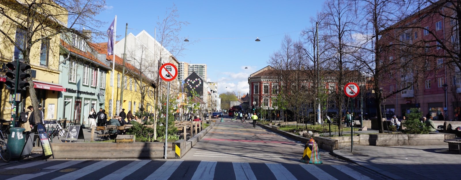 Cruce peatonal en una calle de la ciudad