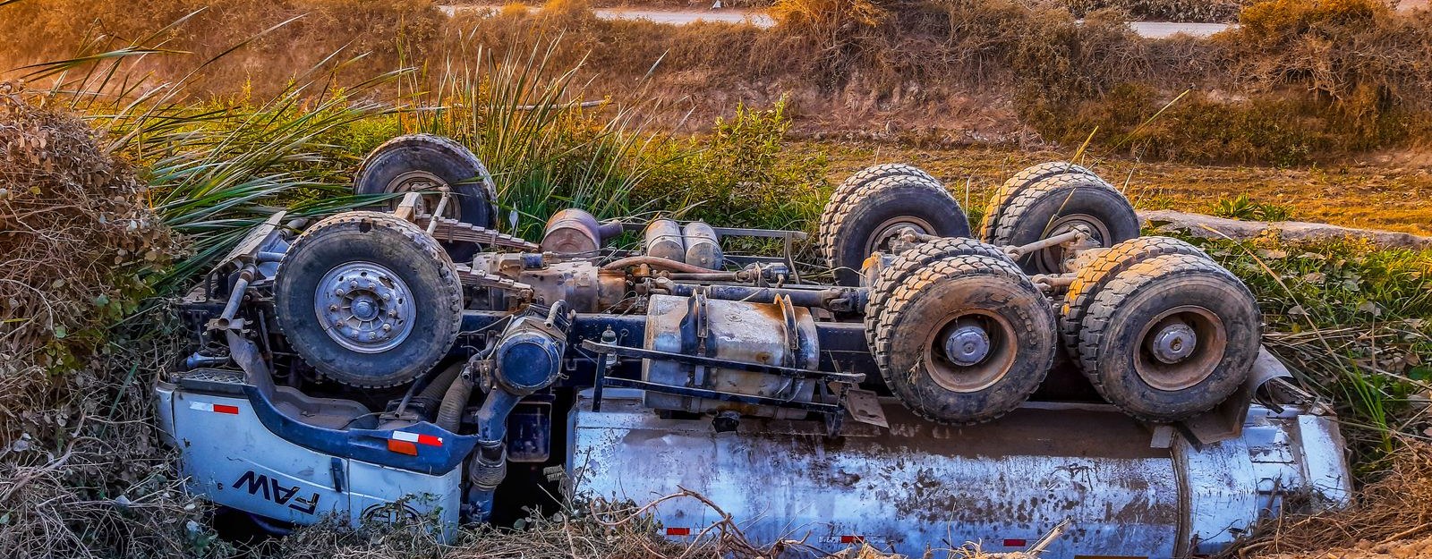 Camión comercial volcado tras un choque cerca de Clewiston