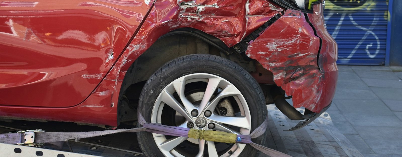 Auto con daños graves después de un choque en Iona