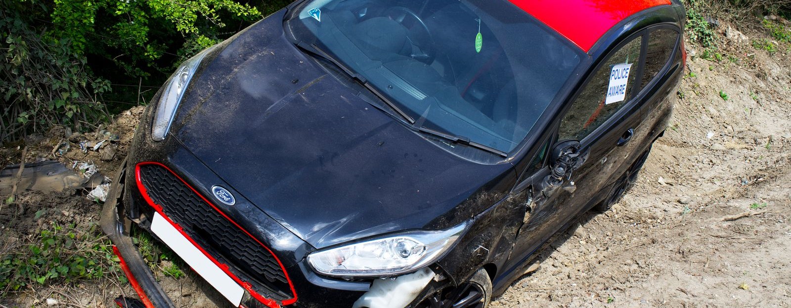 Automóvil accidentado fuera de la carretera en Lake Suzy