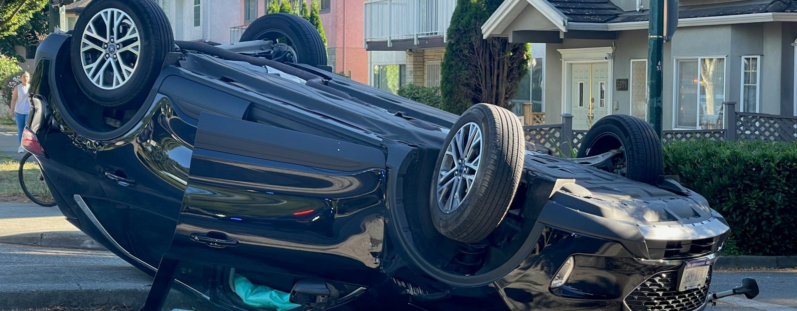 Auto volcado tras un accidente en Naples