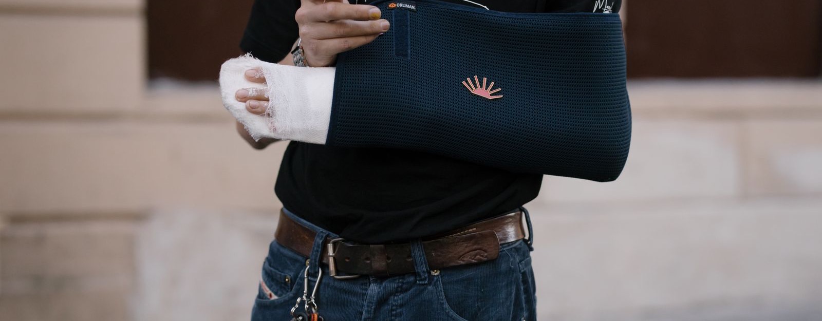 Persona con un vendaje en un brazo lesionado