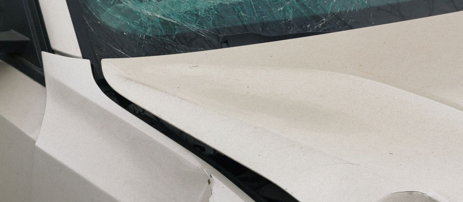 Auto con el parabrisas destrozado tras un accidente en Weston