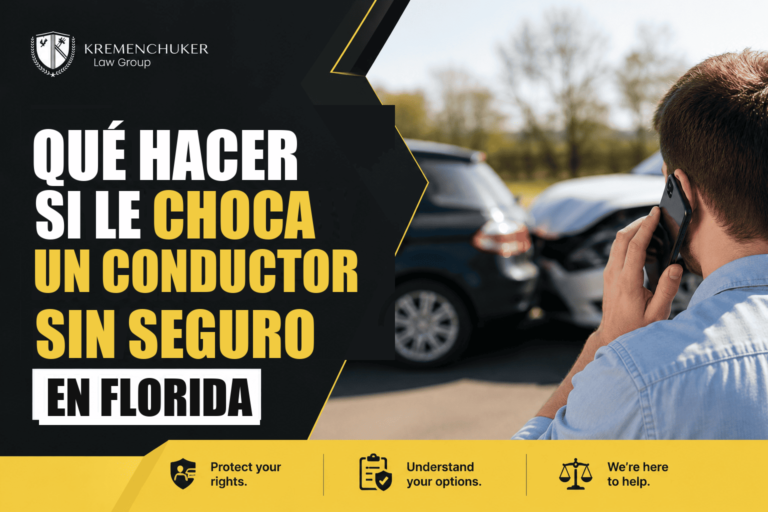 Conductor hablando por teléfono tras un choque con un conductor sin seguro en Florida
