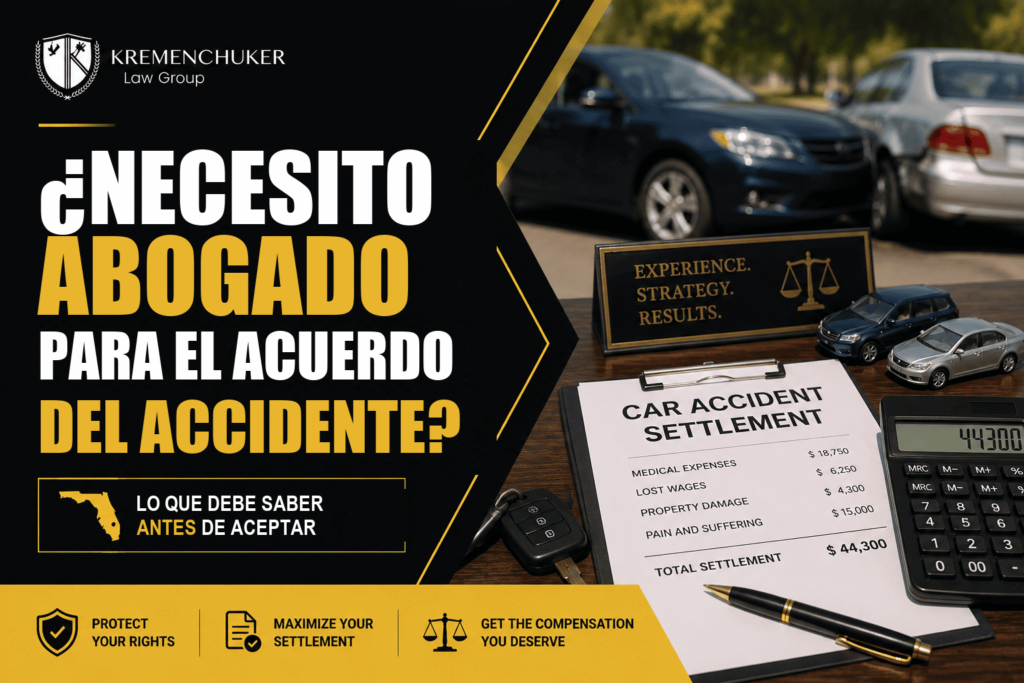 Documento de acuerdo por accidente de auto con calculadora y llaves sobre un escritorio
