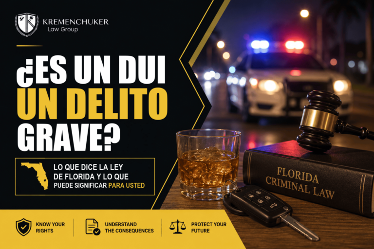 Vaso de whisky y llaves de auto junto a un mazo judicial y un libro de derecho penal de Florida